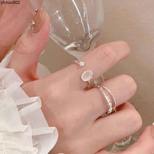 Kadınlar için zarif ay ışığı taş düz yüzük lüks ve yüksek dereceli moda kişilik tatlı serin stil ayarlanabilir işaret parmağı am1h
