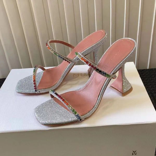 Lüks Tasarımcı Muaddi Sandallar Yeni Clear Begum Cam PVC Kristal Şeffaf Slingback Sandal Topuk Pompaları Gilda Emelyed Ziyafet Elbise Kadın Ayakkabı Chypre Sandal