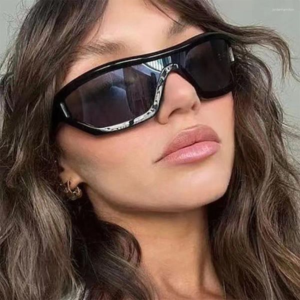 Eyewear Women Women Retro Brand Design Tons de moda Punk Sun Glasses Wrap Classic em torno de óculos de sol Y2K para homens esportivos de homens