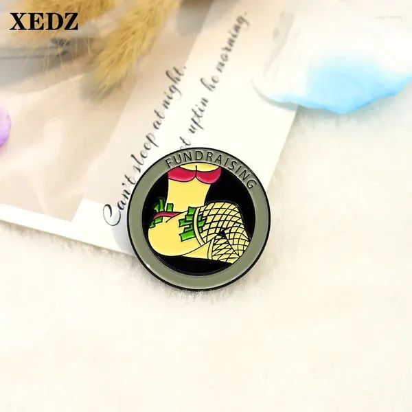 Spille Xedz Sexy Woman Round Enamel Spilla Bikini Gonna di alghe di mare Gonna nera Hobby Hip Hop badge Punk Punk Piniello Giochi di gioielli