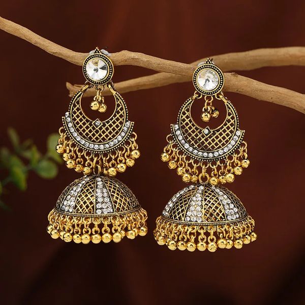 Vintage Bollywood Gold Plated Jhumka Brincos indianos para mulheres Bohemia White Crystal Hollow Tassel Brincos de femininas 240418