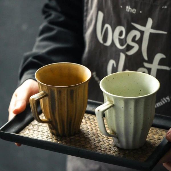 Tazze di piattino in europea ceramica retrò tazza di caffè in ceramica pomeridiana a strisce per la casa coppia di latte con regali a manico