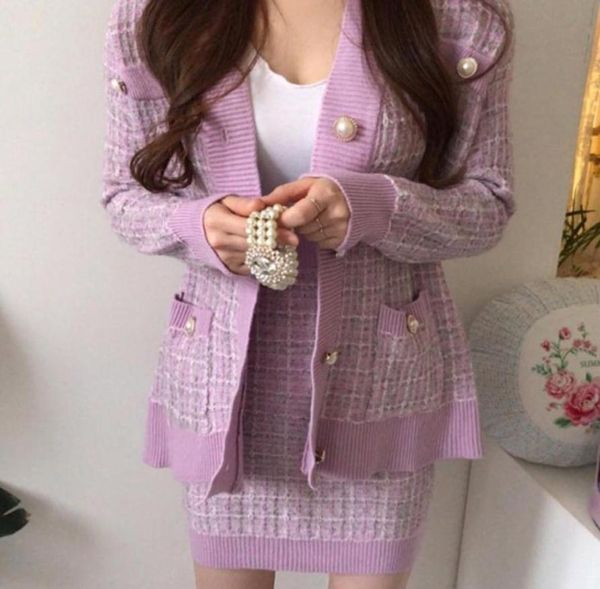 Zweiteiliger Kleid Korean Herbst Retro Vneck Perlschnalle Design Strickjacke High Taille Bag Hüftrockanzug Frau Rock3053744
