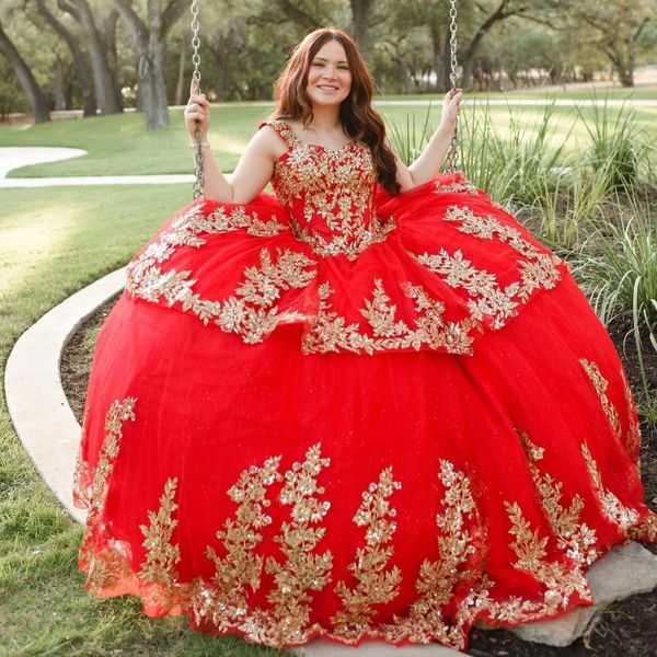 Kırmızı kapalı omuz quinceanera elbise balo elbisesi altın aplike dantel tull prenses elbise tatlı 16 yaşındaki parti elbise vestidos de quinceanera