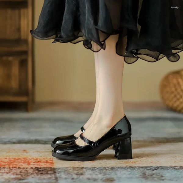 Kleiderschuhe Britsh Style Mary Janes Quadrat Heels Frauen 2024 Vintage klassische runde Zehenleder Dicke Pumps Ladies lässig