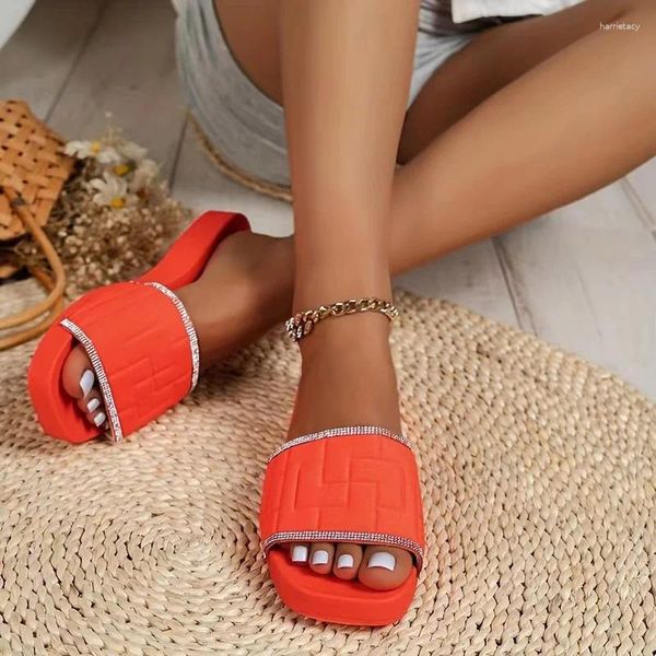 Pantofole 2024 Summer comodi sandali da donna in moda lucida di punta quadrata chiara aperta spiaggia casual piatta