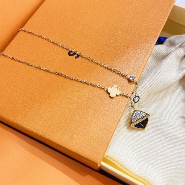 Frauen Luxusdesigner Armband Halskette Marke Brief Anhänger Halsketten Kette 18K Gold plattiert Crysatl Pullover Newklace für Hochzeit Jewerlry