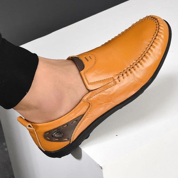 Negócio de sapatos casuais para homens genuínos de couro 2024 mocassins mocassins Macho negro italiano dirigindo