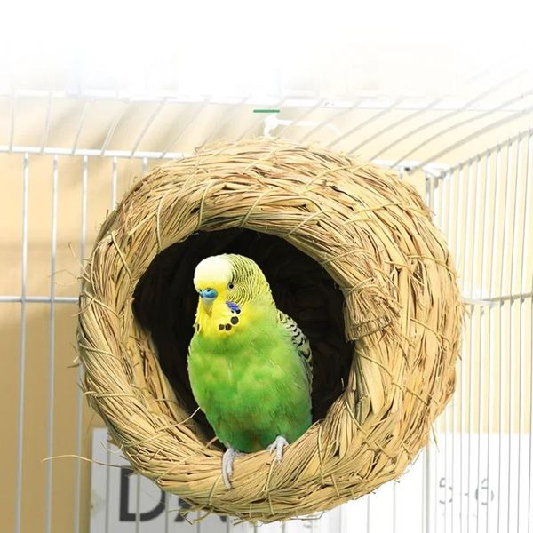 1pc Natural Handmade Straw Bird Nest Pigeon House Parrot Nest Ninho quente Quarto de animais Cátio de animais de animais pequenos de animais pequenos gaiolas de pássaros