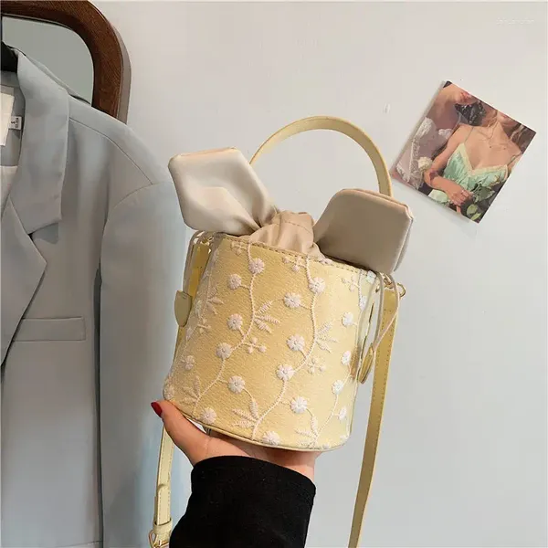 Bolsas de ombro design de renda PU Leather feminina bolsa de mensageiro verão 2024 Moda versátil bolas singl bucket para meninas senhora