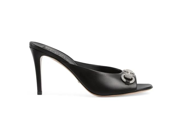 202410A Designer Sandálias femininas Sapatos planos saltos altos marrom marrom branco preto rosa laca lacta de lona chinelos de verão feminino
