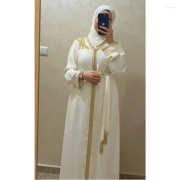 Ethnische Kleidung weiße Kaftans Farasha Abaya Kleid vom Dubai Marokko Modetrend