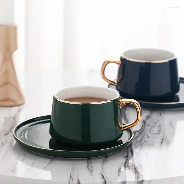 Tassen Europäischer Keramik Kaffeetasse Klassische einfache Pure -Becher -Set mit Löffel Luxus hochwertiger Nachmittag Tee Geschenk Souvenir