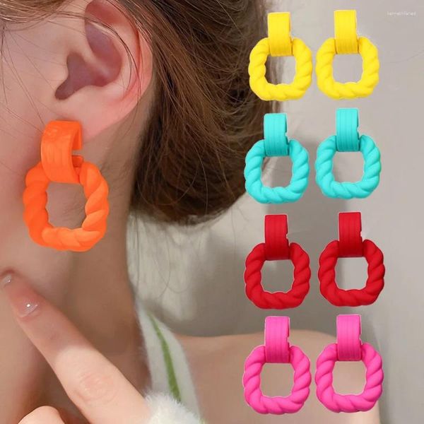 Orecchini a pennaglie Candy Color Square Gocce per donne Simple Geometric Twisted Eargrops Fashion Acrilic Danglers Party Ear Accessori