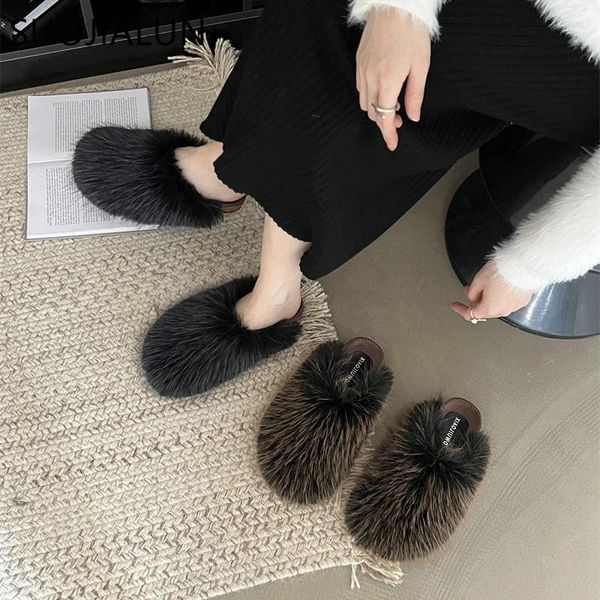 Pantofole Suojialun 2024 Donne invernali scarpe da gocce piatta in modo da moda da peluche calde slittamento su muli topi di punta vetrini pelosi vetrini