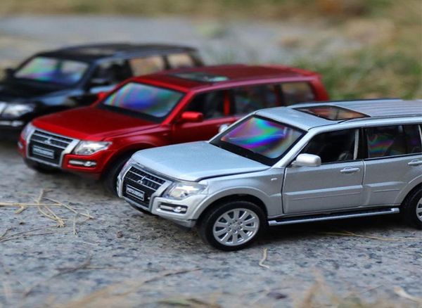 132 Сплав Diecast Metal Souv Car для Mitsubishi Pajero Коллекционная коллекция модели. Потяните игрушки Back Soundlight6665202