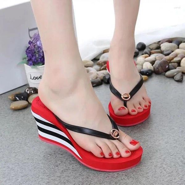 Terlik Orijinal 2024 Yaz Ayakkabıları Kadınlar 7.5 cm yüksekliğinde moda şerit plaj sandaletleri kama flip floplar siyah kırmızı büyük boyut 35-40