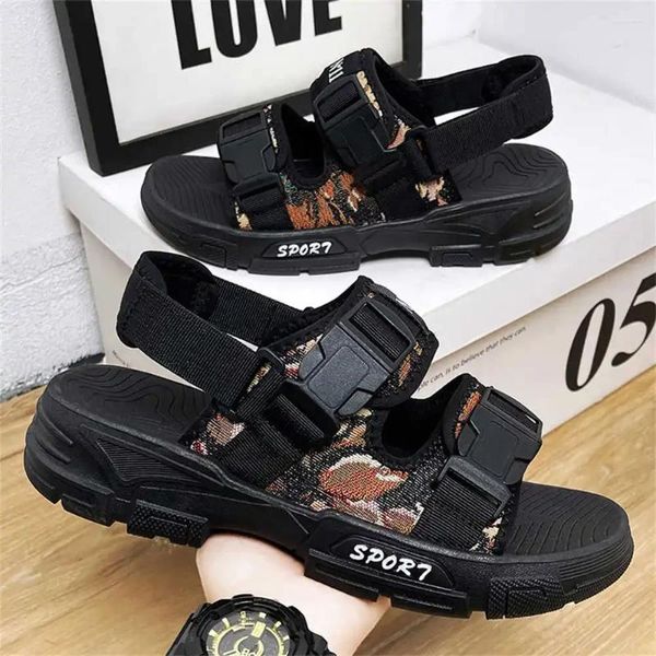 Hausschuhe mit Riemen Armee grüne weiße Flip Flops barheoot Sandalen Männer Schuhe Stiefel graue Turnschuhe Sport Snekaers aus China