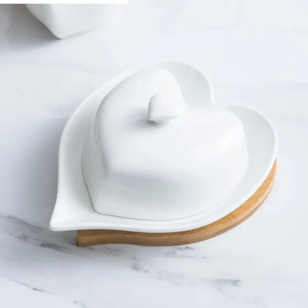 Piatti piatti in ceramica a forma di cuore bianco a forma di cuore bianco con manico del ristorante El e telaio in legno di bambù