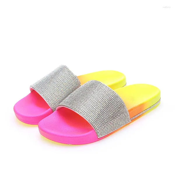 Slippers Ladies Casual Non Slip com Diamond Girls Sandal Low Heelledj Jelly Sapatos do lado de fora das sandálias de noiva para mulheres largura