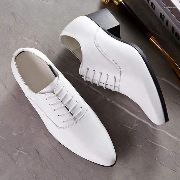 Scarpe eleganti in pelle appuntita per abbigliamento formale affari di altezza 5 cm Aumenta uomo piccolo tendenza delle scarpe da sposa bianca