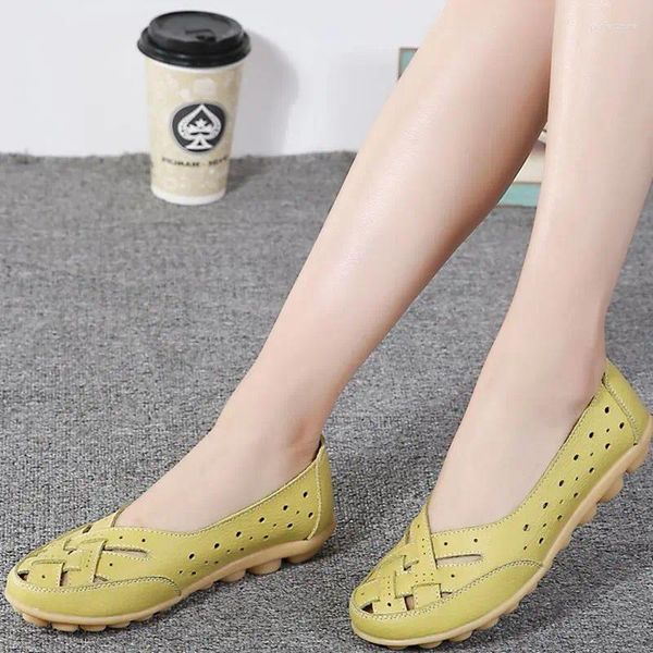 Sapatos casuais 2024 verão sola plana sandálias femininas bean redondo dedo do pé genuíno de couro suave de meia idade e mamãe idosa