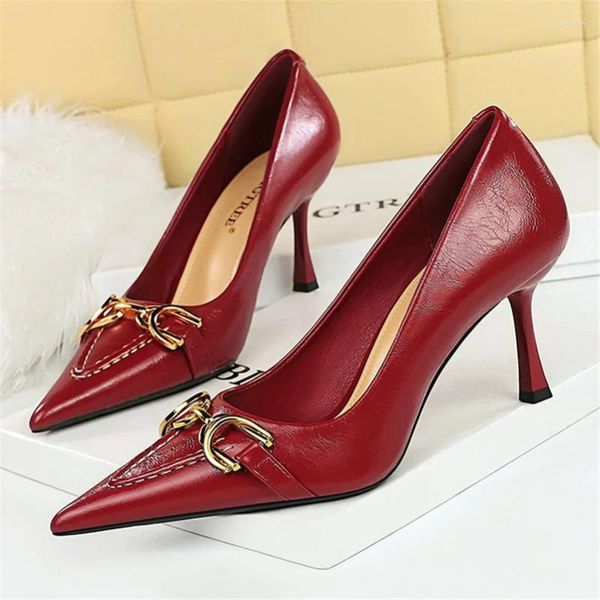 Vestido Sapatos mulheres 8 cm de salto alto Bombas estiletto pontudo de vinho vermelho escritório médio metal cadeia de couro de couro baile de casamento