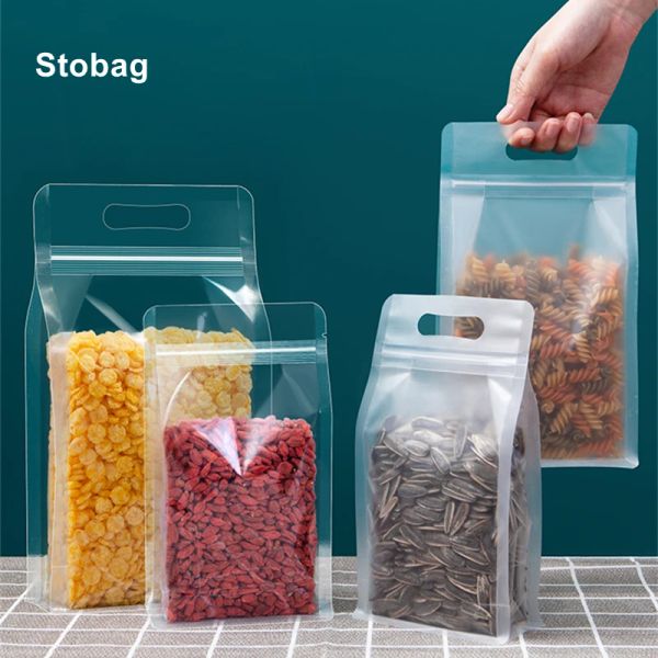 Taschen Stobag 50pcs Lebensmittelverpackung Druckverschlussbeutel transparent mit Griff Stand Up für Süßigkeitennüsse Aufbewahrung wiederverwendbarer Reißverschlussbeutel