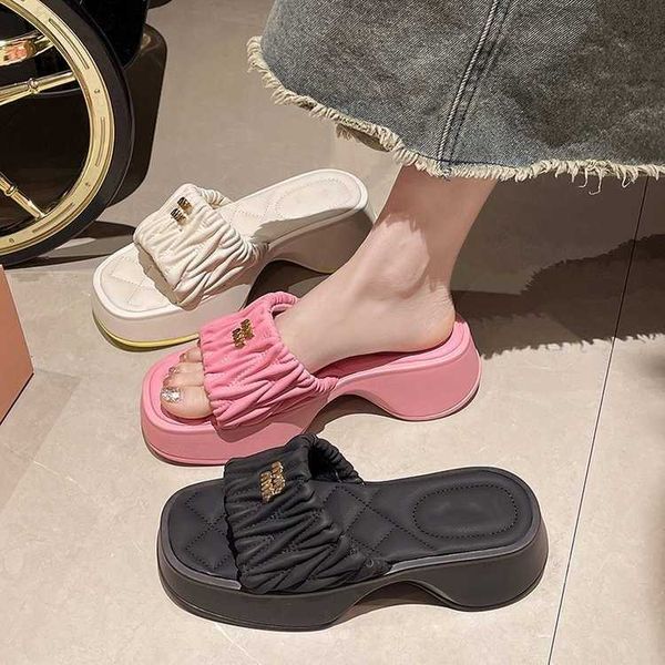 Kleine duftende Barbie -Pink -Hausschuhe weibliche Sommerkleidung 2024 Neues weiches Baumwollboden Dicke Bodenfalte Wolke Strand Sandalsl240422