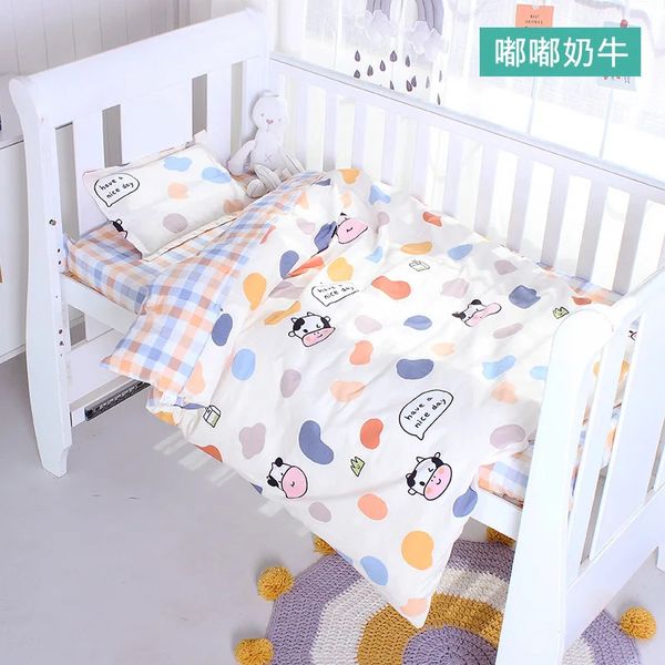 3pcs Set Born Baby Krippen Bettwäsche Sets Baumwollweiche Cartoon Druckfarbe Schlafzimmer Bett Bettwäsche Leinen Quilt Deckhäuse Kissen 240418