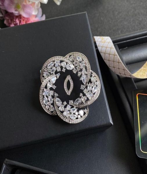 Com box luxuros femininos, letra de marca de designers broches 18K Gold Batied Crystal Rhinestone Jewelry Broche Pins Men se casam com Wed8323429