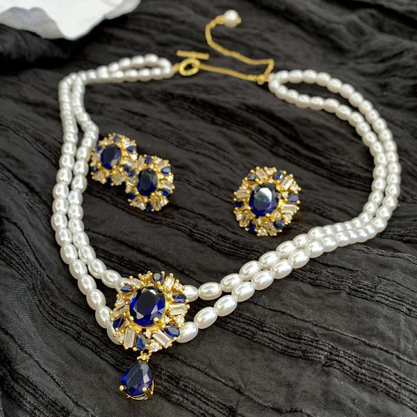 Collane Orecchini ad anello di cranica perle in stile barocco.