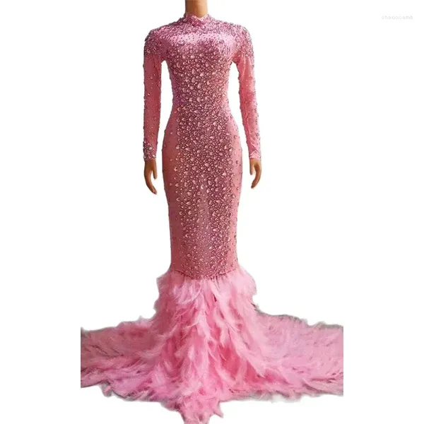 Abbigliamento da palcoscenico sexy scintillante di strass completo rosa piuma abito in treno lungo abito matrimonio compleanno in rete trasparente costume da sera danza