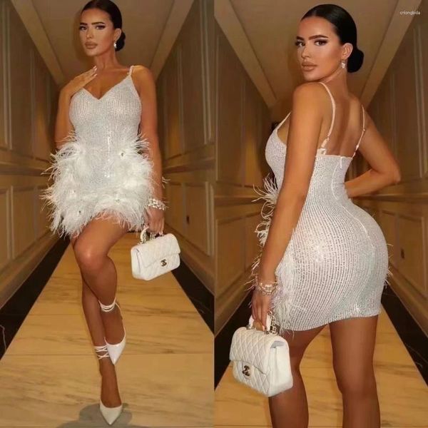 Abiti da passerella Donne Donne Luxury V Neck Leaugni di perline Feather Mini White Club Dress Celebrity Evening Birthday Party Gowns Wear