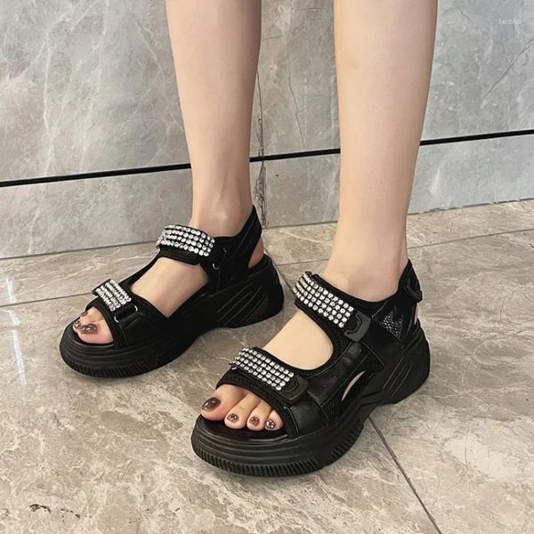 Freizeitschuhe Luxuskristalle Sandalen Frauen rote Plattform Haken Loop Sommer coole Mode dicke Sohle-Knöchel-Wrap