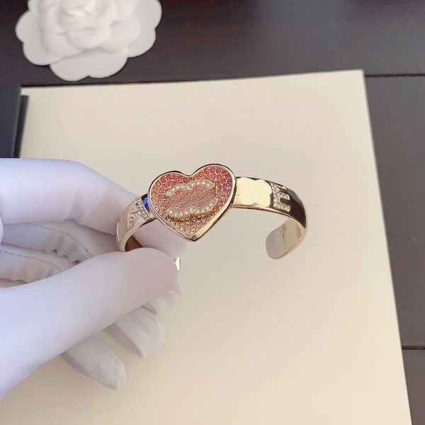 Designer di marchi da regalo d'amore romantico nuovo Design Pink Heart Design Bbangle di alta qualità Small Diamond Inlaiid Bangle con scatola per feste di compleanno