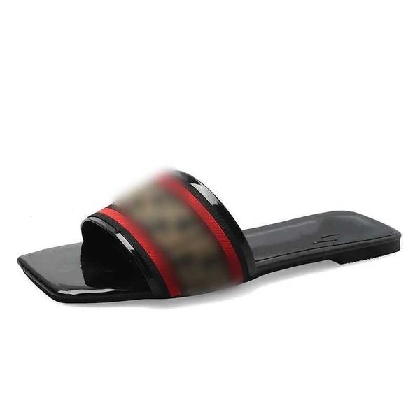 Vogue sandali Metallic 2024 Nuovi sandali Sandalo di lusso Flip di marchio Sandalo Flip per donne di alta qualità Stilish Fashi