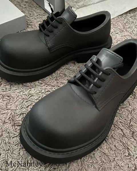Одевания обуви большие круглые черные кожаные толстые подошвы средних каблуков в британском стиле нейтральный