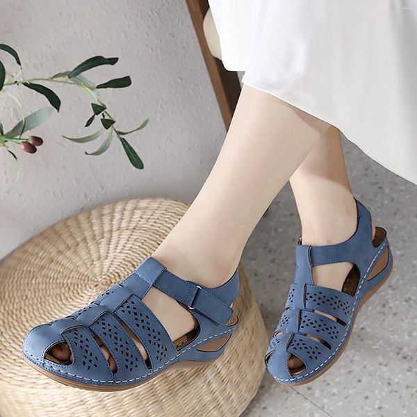 Sandali 2024 Summer Women's Heel Hollow Massage Sole Colorned Mom's Scarpe grandi sandalie traspiranti