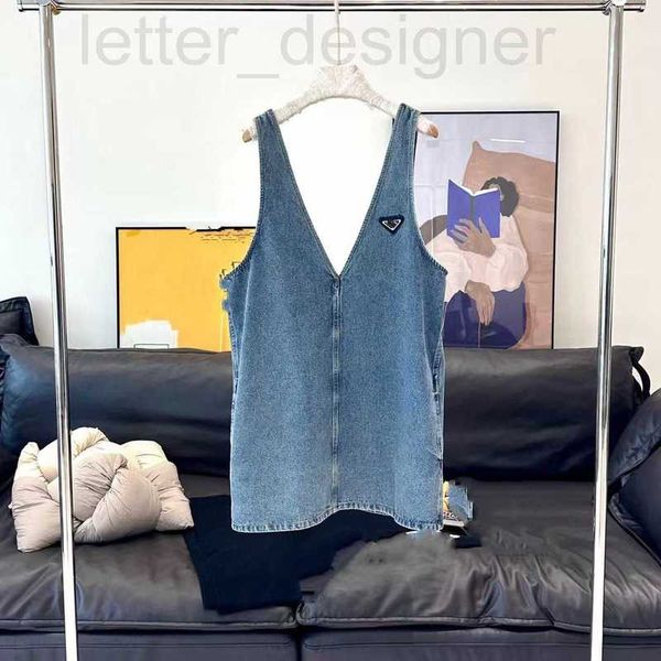 Vestidos casuais básicos Design de designer para o início da primavera 2024 Nova idade, reduzindo o colete de jeans em V saia curta e vestido para mulheres 0mi7