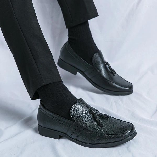 Sapatos casuais 2024 Men sufocos confortáveis mocassins luminosa mocassins hombre tassel a ar livre dirigindo MULES PEE