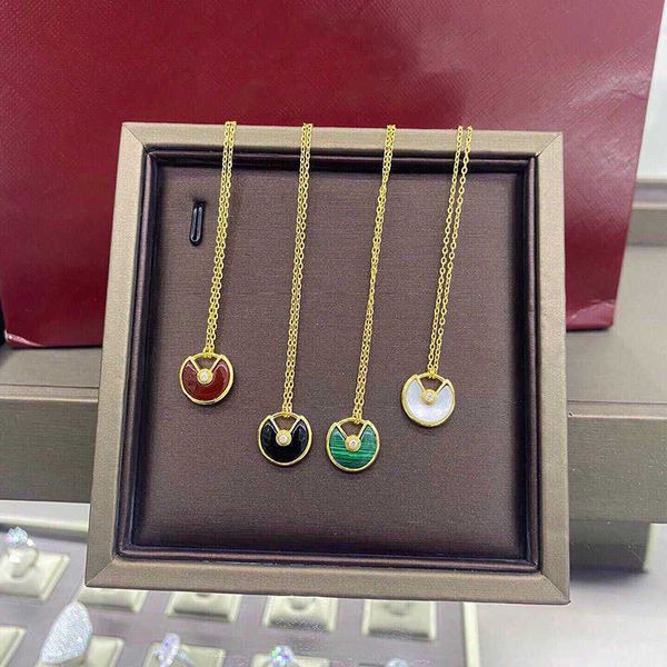 Colar de luxo de alta qualidade Mini talismã V-Gold Double-lados Fritillaria Red Jade Chalcedony CNC Versão artesanal segura e Ruyi