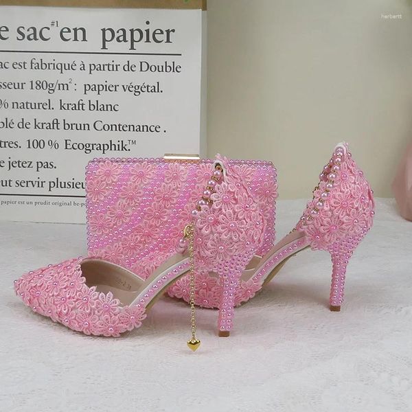 Kleiderschuhe ab rosa Perlenblume Hochzeit mit passenden Taschen High Heels Spitzer Zehen -Knöchel -Gurt Ladies Party Schuh und Taschen Set