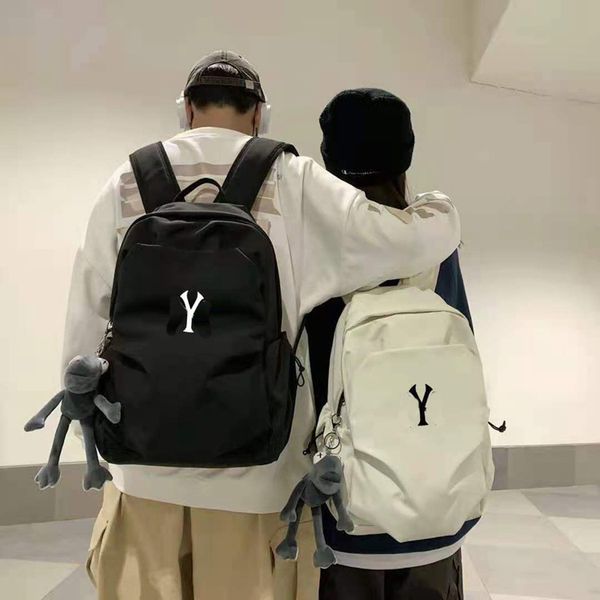 Aynı çift sırt çantası olan erkekler ve kadınlar, çörekler taşıyan üniversite öğrencileri ile anne sırt çantası