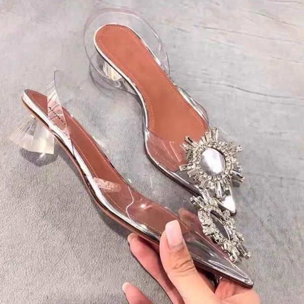 Sapatos casuais 2024 Mulheres de uma linha com dedo do pé pontiagudo e boca de boca de boca rasa saltos grossos de diamante