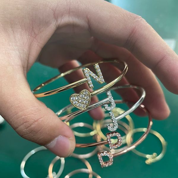 Strands 2023 Bracciale per lettera personalizzata di moda per donna personalizzata Gioielli zirconi Impostazione a pavimentazione all'ingrosso iniziale Bangle all'ingrosso