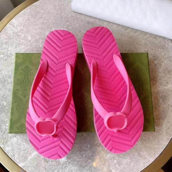 İmza Flip Flops Tangon Sandal Terlik Lüks Tasarımcı Ayakkabı Kadınları Slayt Adam Sandale En Kalite Plaj Loafer Yeni Kauçuk Güneşli Yaz Açık Katır Kaydırıcılar Lady Kutusu