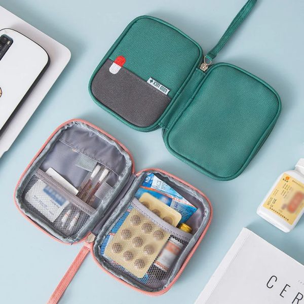 Taschen tragbarer Erste -Hilfe -Medizinische Kit im Freien Camping Nützliche Mini -Medizin -Aufbewahrungstasche Camping Notfallüberlebensbeutel Pille Hülle