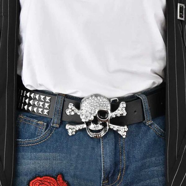 Cinture a catena della vita alla moda Nuovo rivettatore piramide Intarsiata Personalizzate Womens Belt Punk in stile Punk Personalizzato Decorativo Belva Donne Y240422