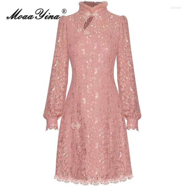Vestidos casuais moaayina designer de moda de outono rosa vestido de renda vintage stand colar hollow out boteing button high wolist slim mini